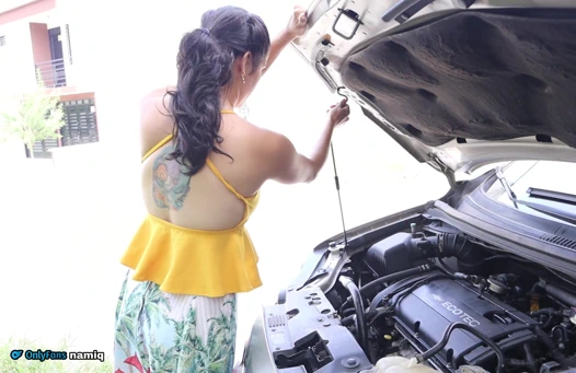 Tamirci ıssız bir yerde mahsur kalan evli kadını sikiyor