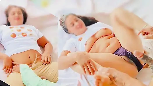 Hintli üvey kız kardeşim beni gıdıklarken benimle seks yapmayı kabul etti, genç üvey kız kardeş ateşli sikişiyor