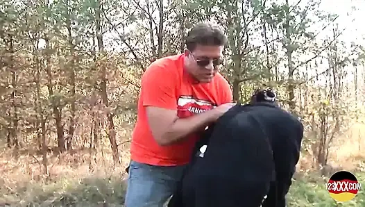 Çekici esmer parkta sikiliyor