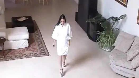 Seksi beyaz kız evde arkadaşları tarafından domalarak sikiliyor sert.aşırı anal seks.üçlü seks