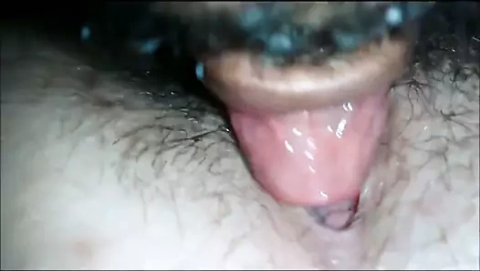 Yemek yiyor ve amıyla oynuyor.