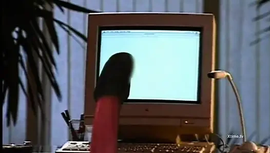 Kırmızı seksi iç çamaşırlı esmer kadın derin bir sakso çekiyor ve yüzüne döl duşu alıyor