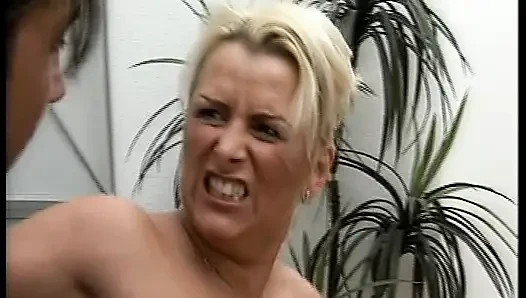 Yarağa aç Alman orta yaşlı seksi kadın yüze boşalmadan önce sert sikiliyor