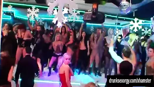 Azgın porno yıldızları kulüpte yarak almak