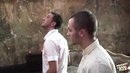 Hayalet bulmak yerine sert anal dörtlü seks arzu eden iki yaramaz kadına rastladılar