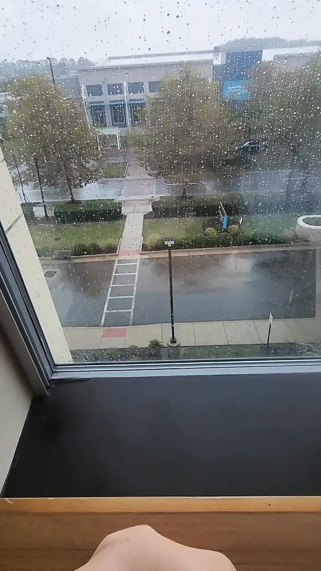 Kızı otel penceresinde sikiyor
