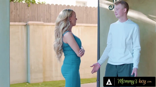 Annenin oğlu - koca sikli adam üvey annesi ve seksi komşusu tarafından iki kadın bir erkek 3'lü grup sekste disipline ediliyor