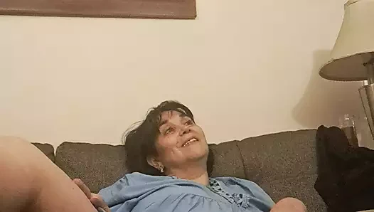 Üvey oğlunun arkadaşı ona olgun bir vücut göstermem için beni baştan çıkardı