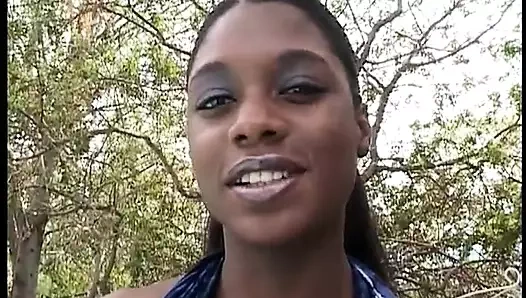 Seksi abanoz parmaklar onu genç kedi önce alma siyah penetrasyon tarafından havuz