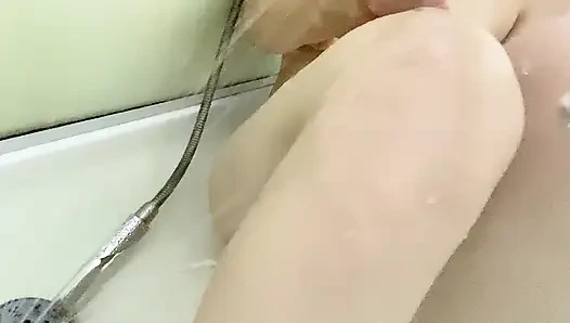 Duşta mastürbasyon yapıyor ve sikişiyor ve boşalıyor