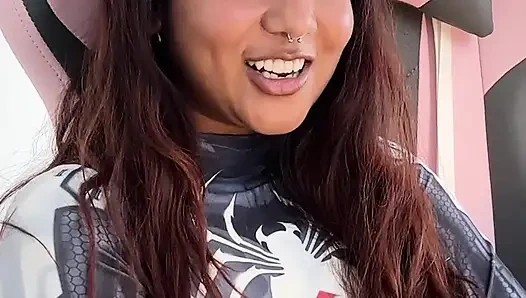 Küçük desi kız mia z mastürbasyon yapıyor ve hentai'ye tepki veriyor