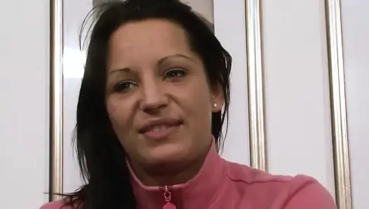 Azgın olgun esmer kalın dildoyla amını esnetiyor