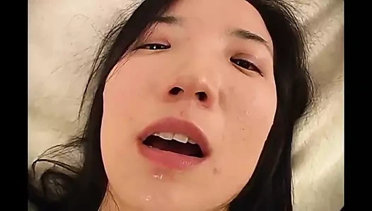 En güzel uzun saçlı Taylandlı model ıslak amını parmaklıyor vol 2