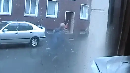 Güzel Alman sarışın yatak odasında yarağa biniyor