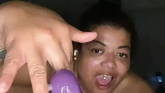 Karanlıktan sonra arka bahçemde oynuyorum