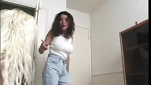 Esmer büyük takma yaraklı bir sarışınla sikişiyor