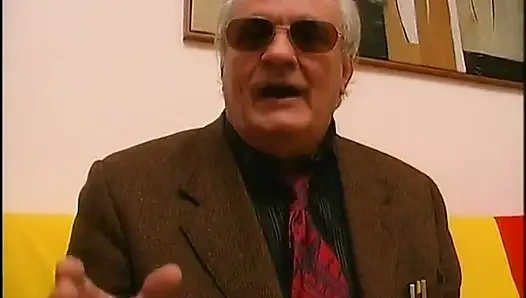 Yaşlı adam sürtüğü iki büyük yarağa veriyor