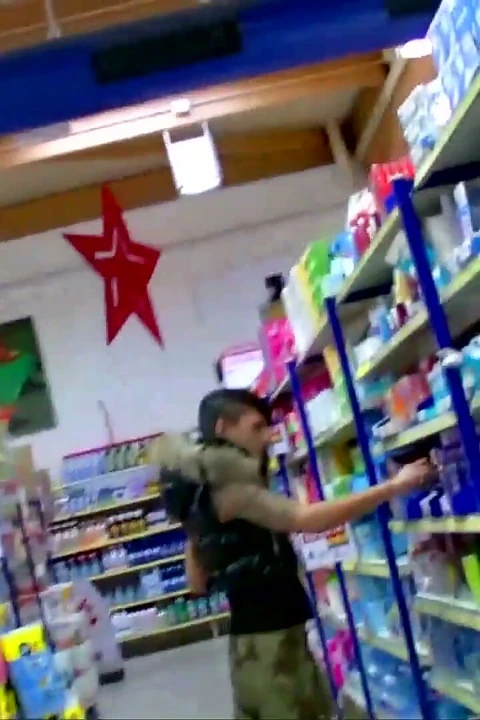 Çok seksi dövmeli esmer ahlaksız bir yerde domalarak sikiliyor