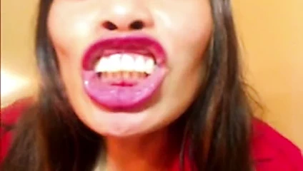 Seksi ağızlı Asyalı web kamerası