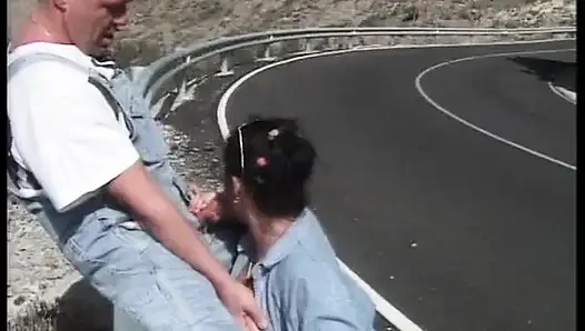 Bazı sürücülere yarağı dava eden olgun sürtükler için yolda seks