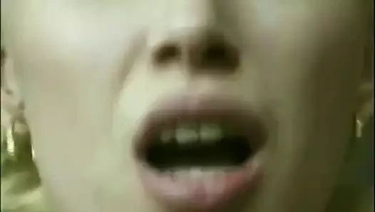 İnanılmaz deneyimli sarışın fahişe bir profesyonel gibi yarak emiyor