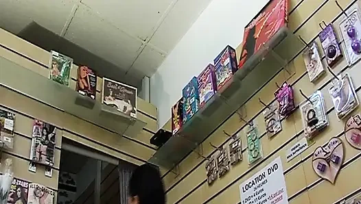 Fransız genç kız seks dükkanında döl yiyor