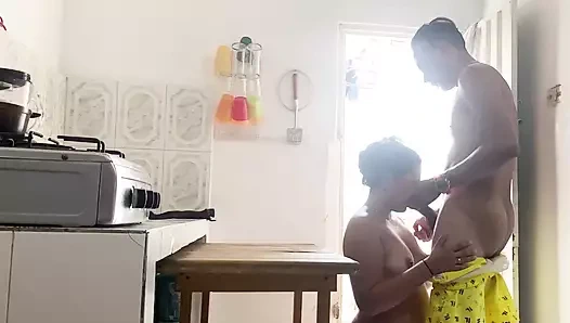 Baldızımın esmer götüne mutfakta sert anal seks