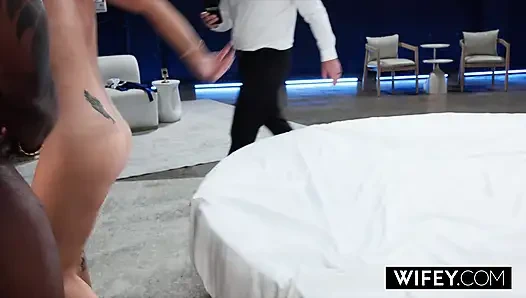 WIFEY Blonde milf Harlie Teściowa trzyma rękę mężulek podczas uzyskiwania fucked przez ogromny BBC
