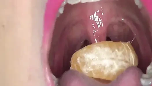 Ateşli eğlence büyük mandalina yutuyor