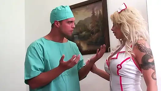 Hemşirem büyük memeli bir kaltak!