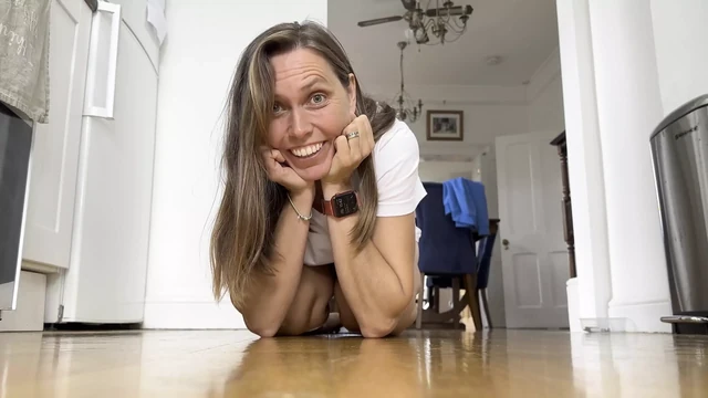 Зияющая широкая волосатая мохнатка киски - утечки, сперма и сквиртует писающей