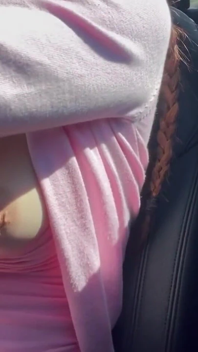 Artemisia Love araba sürmeyi ve sulu göğüslerini göstermeyi seviyor | Klip 2