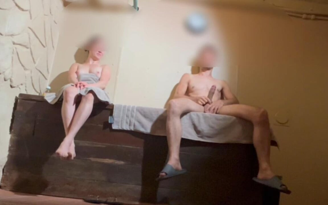 Sauna macerası sürtük kadınla yalnız kalıyorum erkek arkadaşı mastürbasyon yaparken beni boşaltıyor