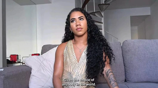 Ateşli Brezilyalı götlü genç kız oyuncu seçmelerinde becerilerini kanıtlamak için büyük yarağa biniyor