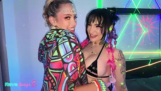 Khloe Kapri ve Nova Cane neon üçlü grup sekste Brian'ın yarağını paylaşıyor!