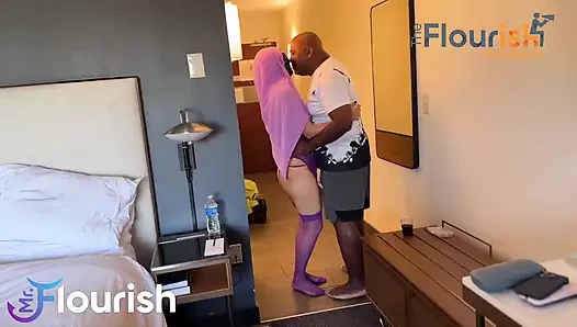 Avery ateşli evli kadın büyük zenci yarağıyla sikilirken tesettürlü kadın da hood ile tanışıyor