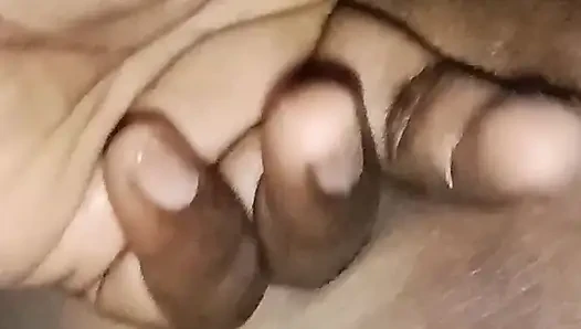 Üvey kız arkadaşımın amına yağla masaj yaptı ve parmaklandı.