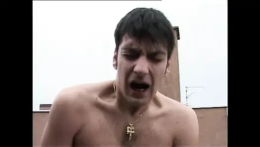 Arkadaşlarıyla terasta edepsiz şeyler yapıyor