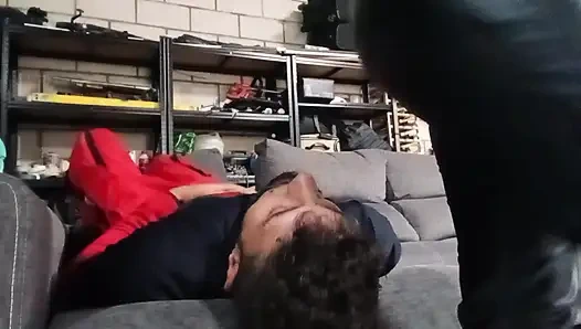 Deri osuruk yüze 2 farklı pozisyonda oturuyor