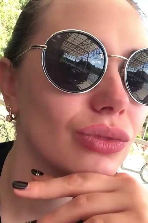 Gölde seksi büyük dudak yalama ve dudak kokulu ve öpücük ve gözlük fetişi