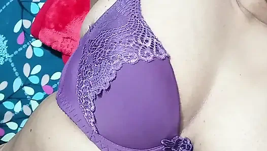 Hintli orta yaşlı seksi kadın amına sert mastürbasyon yapıyor.