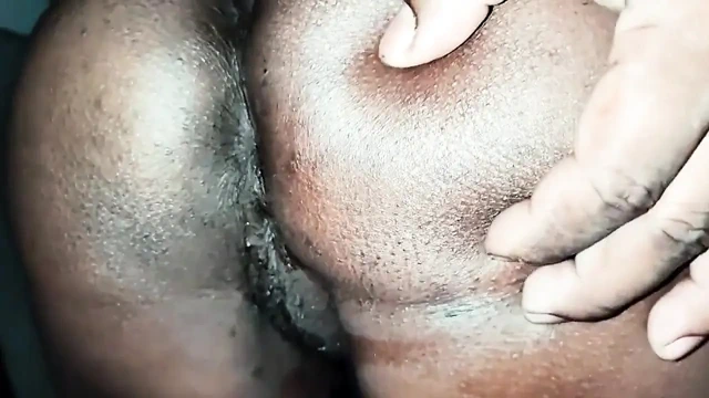 Hintli genç kız büyük tahta dildoyla sert sikişiyor ve yüksek sesle inliyor