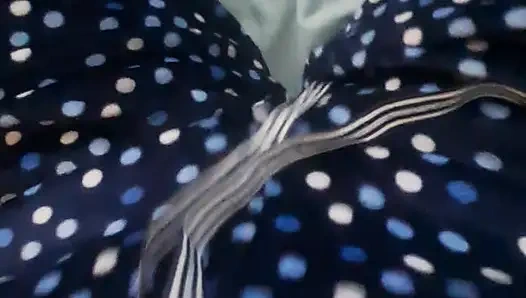 Orta yaşlı seksi kadın kalçalarını hareket ettiriyor, eğlenceli bir şey