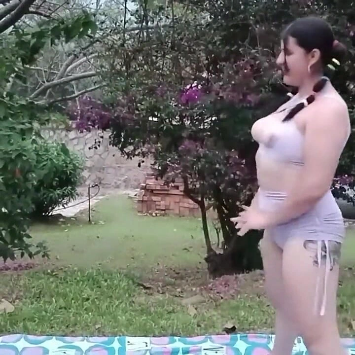 Azgın lezbiyenler yoga yapıyor ve amlarını yalıyor