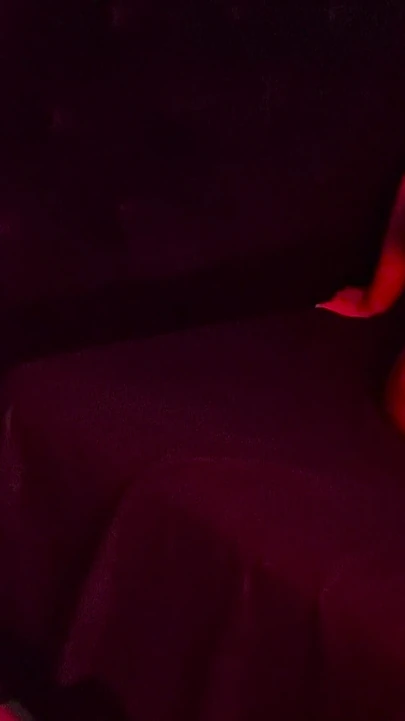 Evde kimse olmadığını düşünüyor ve tepede biniyor