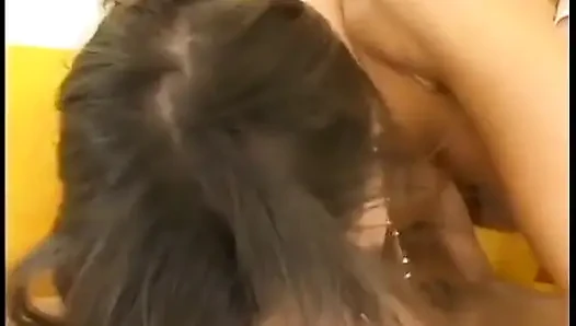 İki adam Vanessa'nın amına ve ağzına üçlü seks yapıyor