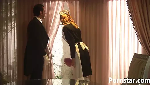 Lauren Phoenix soyunuyor ve sert sikiliyor