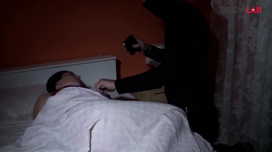 Kadın düşkünü bir hırsız yatağında güzel, kıvrımlı bir esmer alır