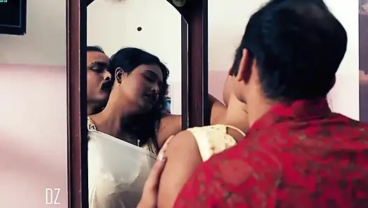 Yeni evli evli kadın banyodan sonra dewar raw Hintçe ses kaydıyla sikiliyor