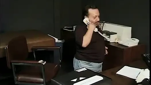 Randy sürtük beyaz naylon çorap giyerken şişman bir cücenin amını sikiyor